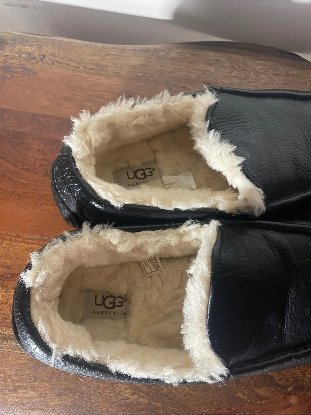 UGG Ascot 5379B Black Leather Shearling Slippers Men’s Size 8